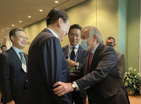 윤석열 대통령이 20일(현지시간) 미국 뉴욕 유엔총회장에서 기조 연설에 앞서 안토니우 구테흐스 유엔 사무총장과 인사를 나누고 있다. <대통령실 제공>